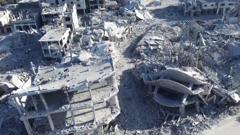 “كأن قنبلة نووية سقطت على القطاع”.. فلسطينيون مصدومون يكتشفون هول الدمار الذي خلّفته الحرب على غزة