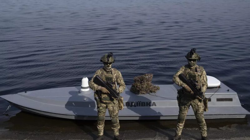 القوات الأوكرانية تستخدم أقمار OneWeb البريطانية للتحكم في زوارقها المسيرة بالبحر الأسود