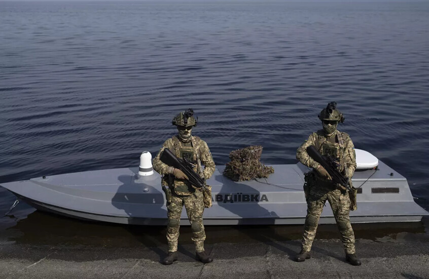 القوات الأوكرانية تستخدم أقمار OneWeb البريطانية للتحكم في زوارقها المسيرة بالبحر الأسود