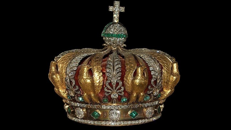 العثور على تاج الإمبراطورة أوجيني المسروق خارج متحف اللوفر