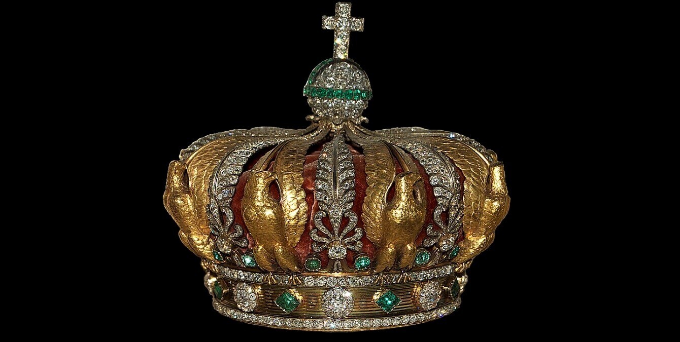 العثور على تاج الإمبراطورة أوجيني المسروق خارج متحف اللوفر