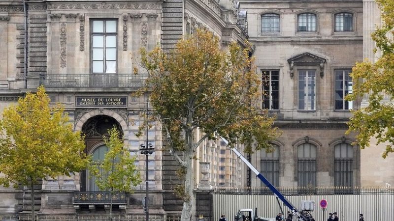 استغرقت 7 دقائق.. الكشف عن تفاصيل جديدة لسرقة متحف اللوفر الفرنسي (فيديو)