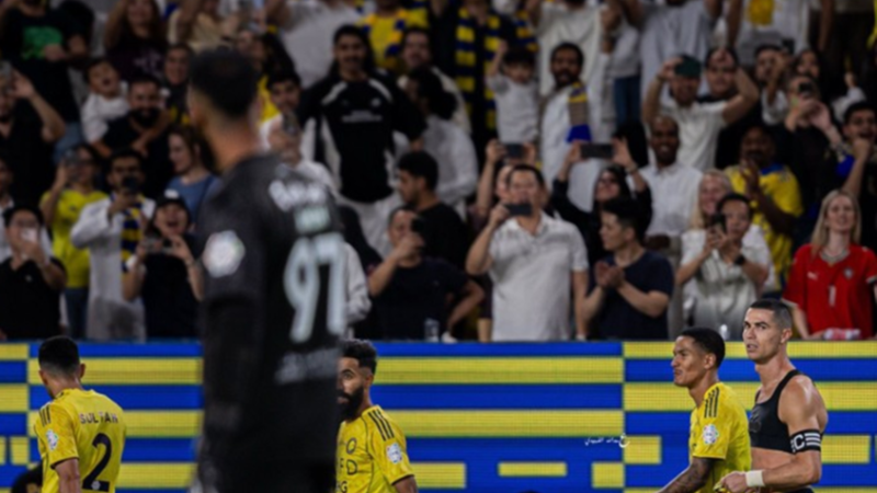 تفاعل واسع مع تصرف رونالدو تجاه حارس الفتح بعد تصديه لركلة الجزاء (فيديو)