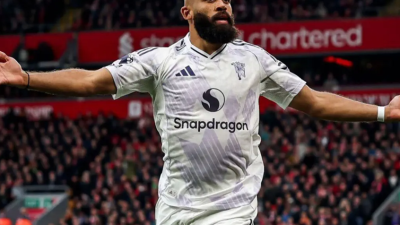 مبيومو يسجل هدفا تاريخيا في شباك ليفربول (فيديو)