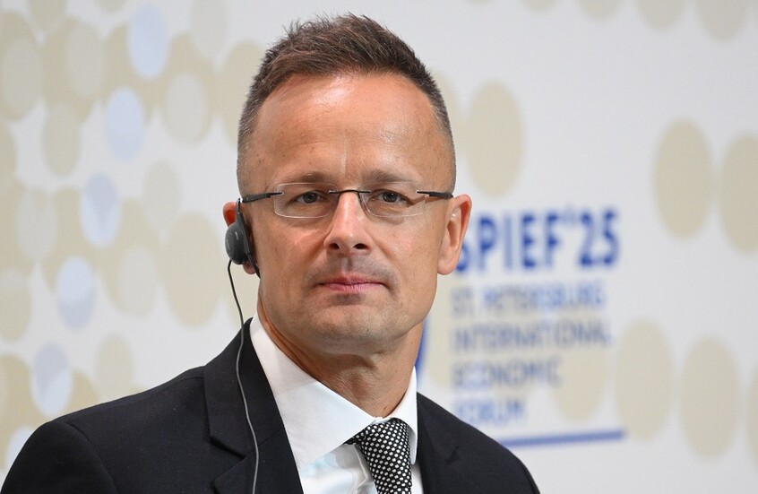 سيارتو: السياسيون الأوروبيون سيبذلون كل جهدهم لعرقلة القمة الروسية الأمريكية