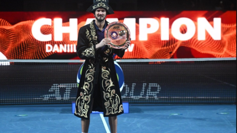 882 يوما من الانتظار.. مدفيديف ينهي أطول فترة جفاف في مسيرته ويظفر بلقب  بطولة ألماتي