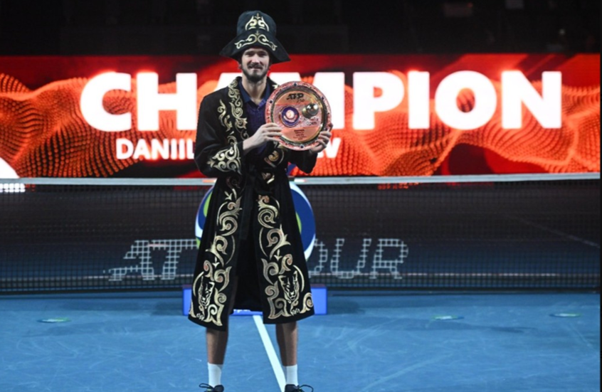 882 يوما من الانتظار.. مدفيديف ينهي أطول فترة جفاف في مسيرته ويظفر بلقب  بطولة ألماتي