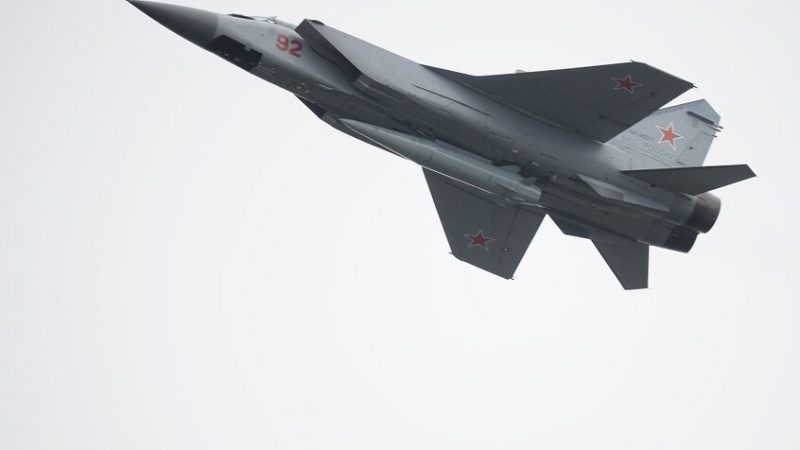 خبير بريطاني: قوات أوكرانيا في وضع حرج بسبب نفاد وسائل التصدي الجوي لديها