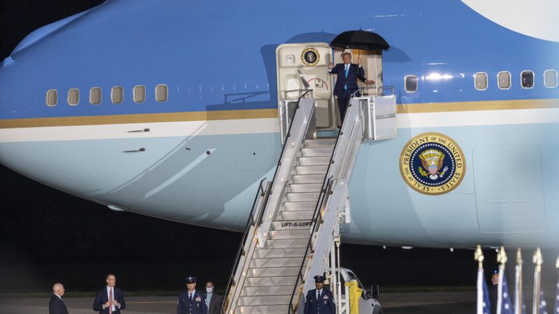 ترامب يغير على عجل سلم الطائرة خوفا من محاولة اغتيال (فيديو)