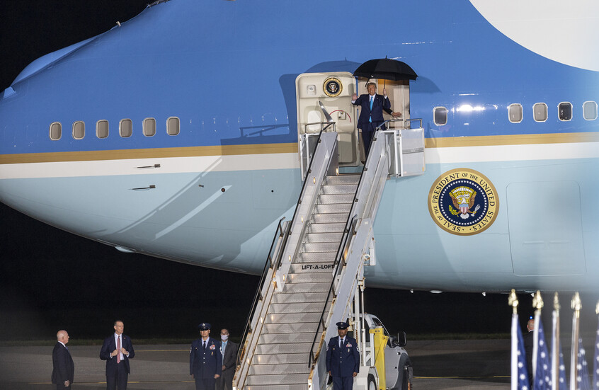 ترامب يغير على عجل سلم الطائرة خوفا من محاولة اغتيال (فيديو)