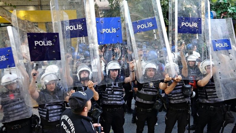 فض “مسيرة أوجلان” في ديار بكر التركية بالغاز المسيل للدموع (فيديو)