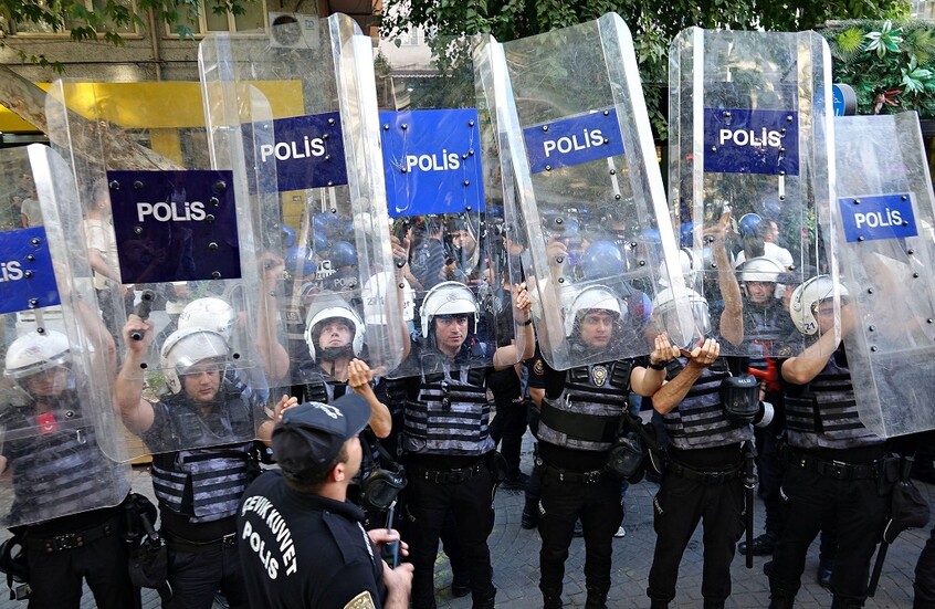 فض “مسيرة أوجلان” في ديار بكر التركية بالغاز المسيل للدموع (فيديو)