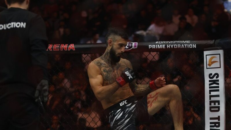 شاهد.. مقاتل يكتسح متحديه بضربة عنيفة بالركبة قبل خنقه