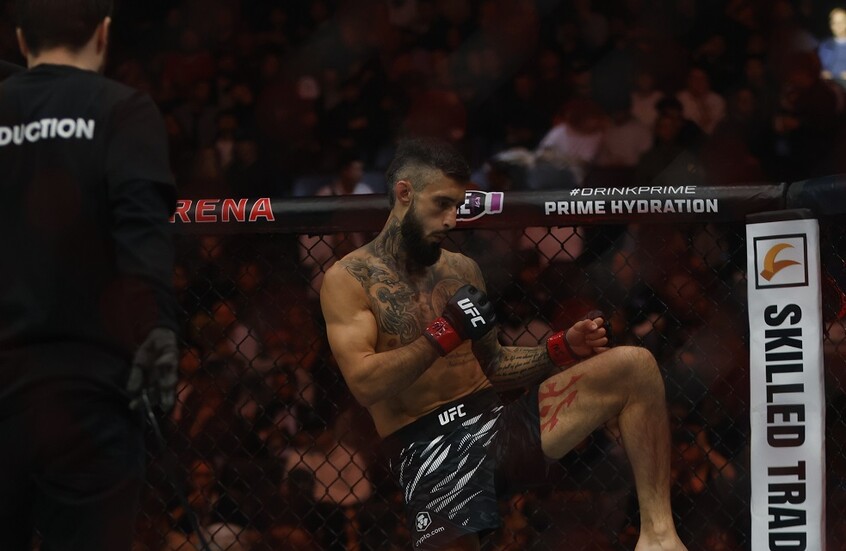 شاهد.. مقاتل يكتسح متحديه بضربة عنيفة بالركبة قبل خنقه