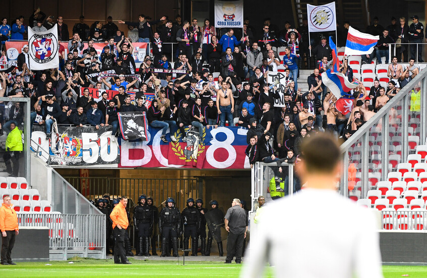 “نعتذر.. ظنناها ضد المثليين!”.. إيقاف مباراة بسبب هتاف ضد داعش