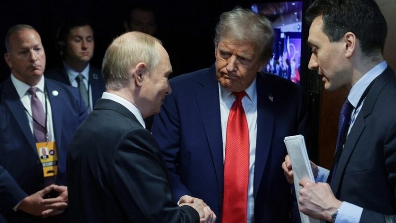 “بوليتيكو”: زعماء أوروبيون يريدون حضور اجتماع بوتين وترامب