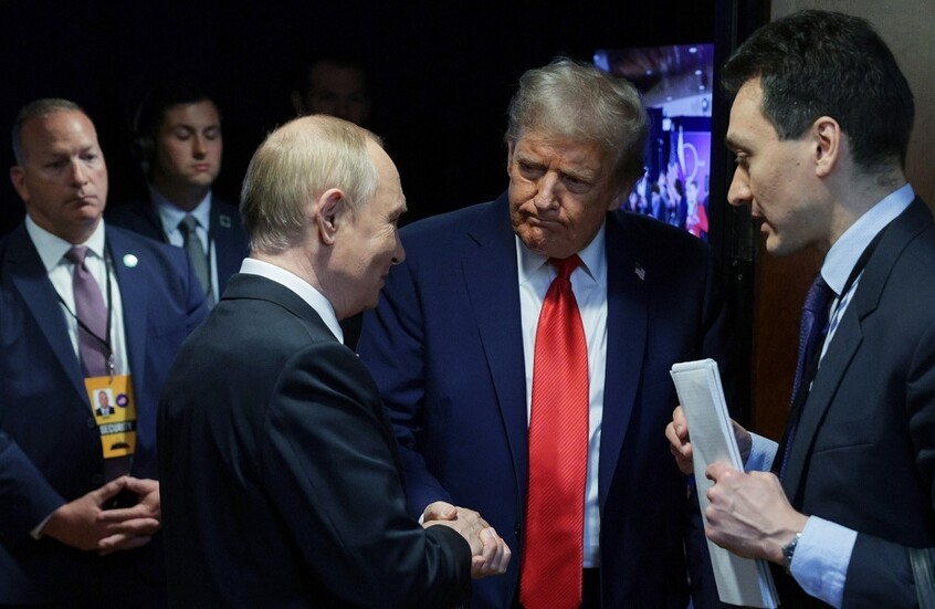 “بوليتيكو”: زعماء أوروبيون يريدون حضور اجتماع بوتين وترامب