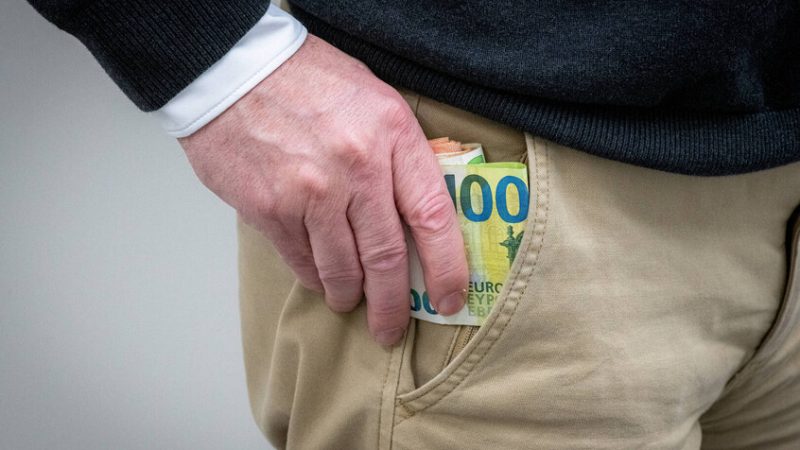 ليبيا.. دعوة لتجريم الاكتناز النقدي