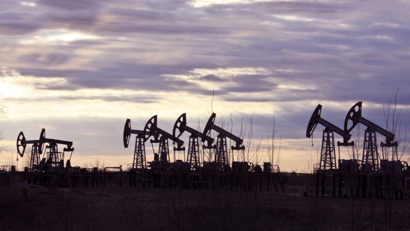 النفط يتراجع لليوم الثاني مع هيمنة مخاوف فائض المعروض