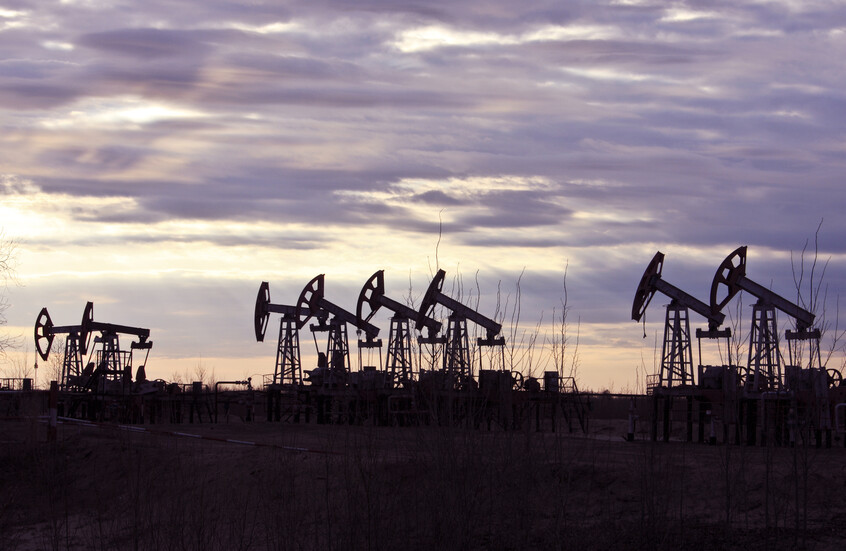 النفط يتراجع لليوم الثاني مع هيمنة مخاوف فائض المعروض