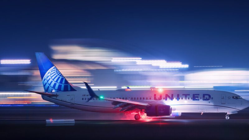 جسم غامض يحطم زجاج طائرة على علو شاهق (صور)