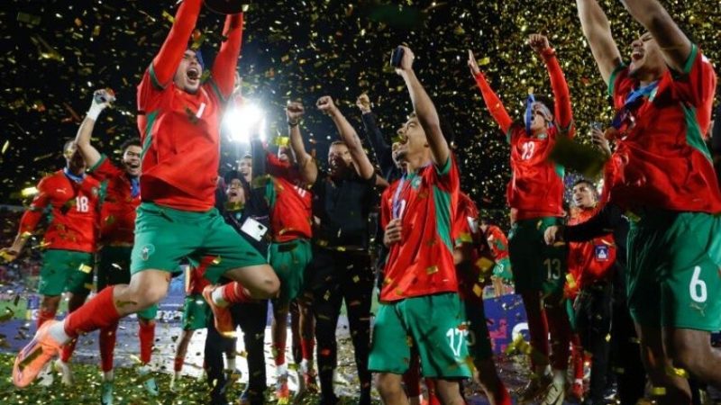 المنتخب المغربي للشباب يصل الدار البيضاء وسط احتفالات شعبية ورسمية