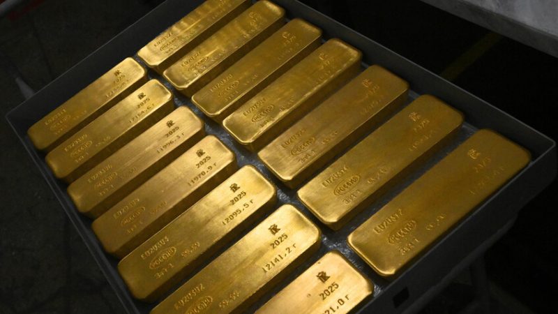 الذهب يلتقط أنفاسه بعد ارتفاع قياسي