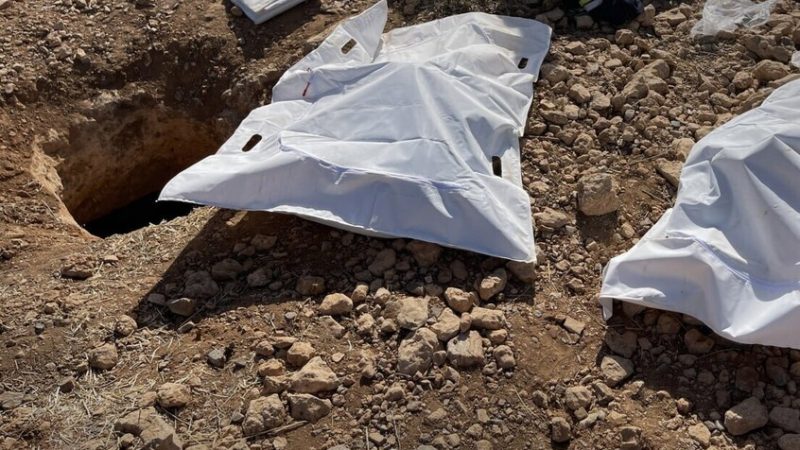 قتلوا عراة.. اكتشاف مقبرة جماعية في منطقة تل الصوان شرقي مدينة دوما السورية