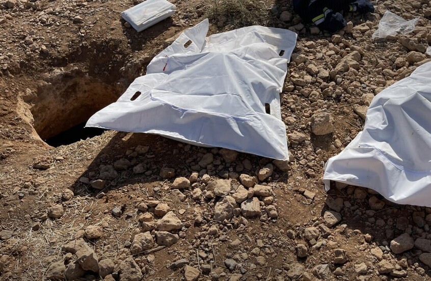 قتلوا عراة.. اكتشاف مقبرة جماعية في منطقة تل الصوان شرقي مدينة دوما السورية