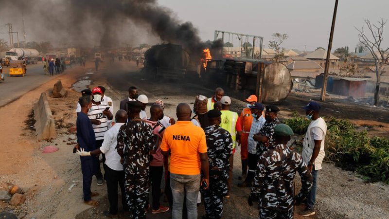 مصرع 30 شخصا وإصابة 40 آخرين جراء انفجار صهريج في نيجيريا