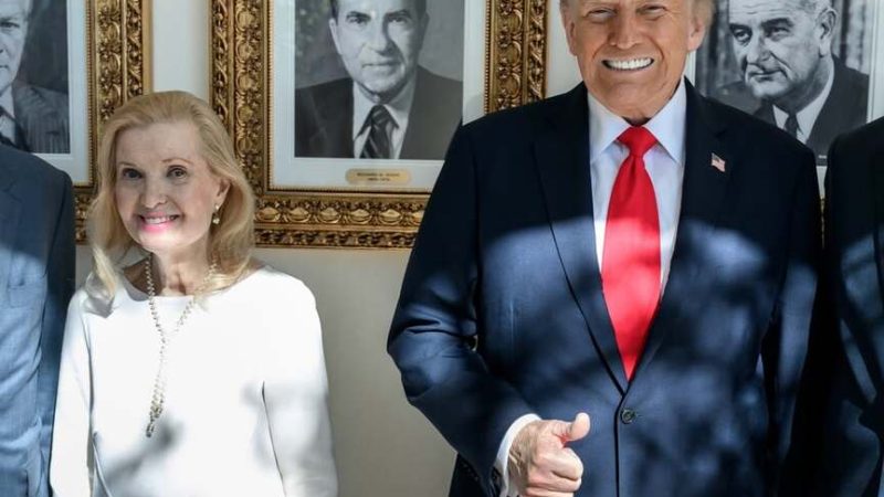 ترامب يتسلم جائزة “مهندس السلام” من مؤسسة “نيكسون”