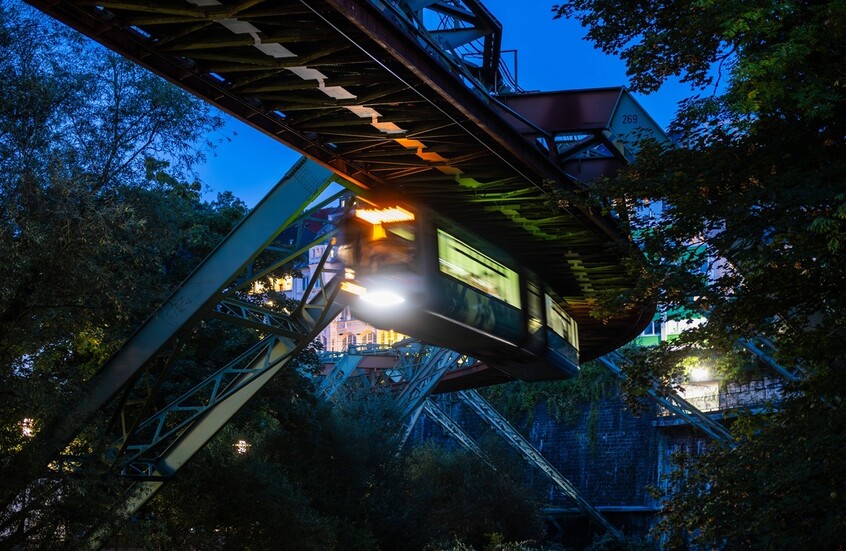 ألمانيا.. هجوم غامض يستهدف “أيقونة” فوبرتال (فيديو)