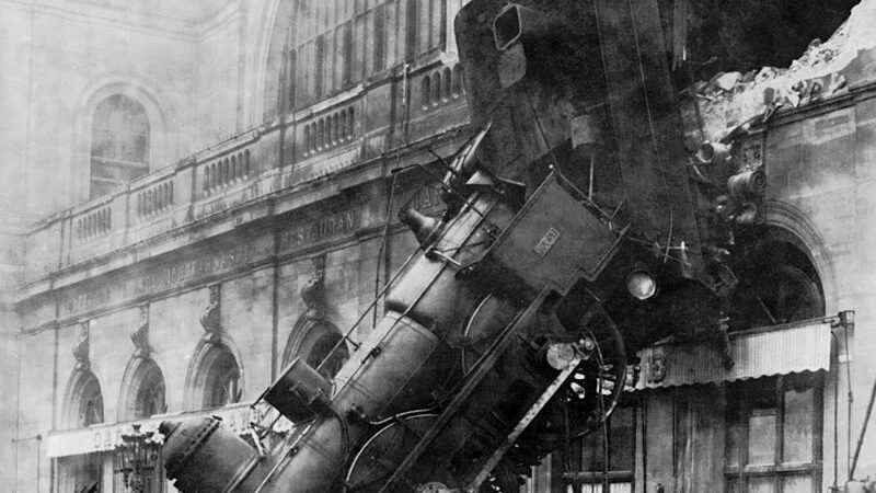 وخرج القطار من الجدار!