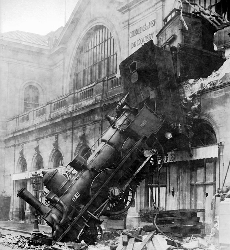 وخرج القطار من الجدار!