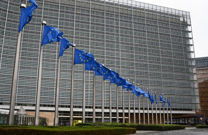 “بلومبرغ”: الاتحاد الأوروبي يعد حزمة إجراءات تجارية ضد الصين