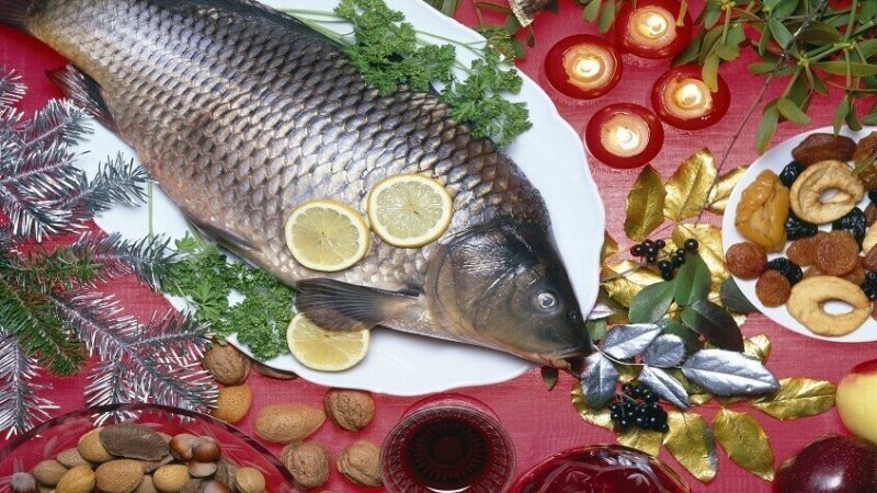 امرأة على حافة الموت بسبب تحضيرها سمكة للعشاء