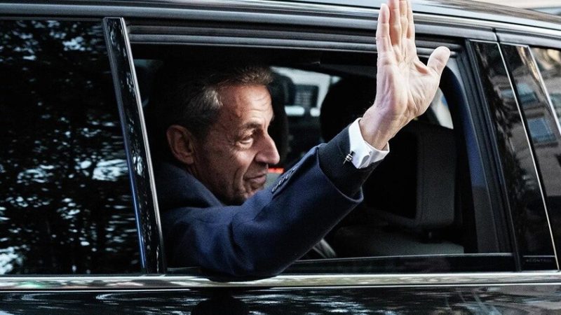 نزلاء سجن “سانتيه” يستقبلون ساركوزي بالإهانات ويدعونه لإرجاع مليارات القذافي (فيديو)