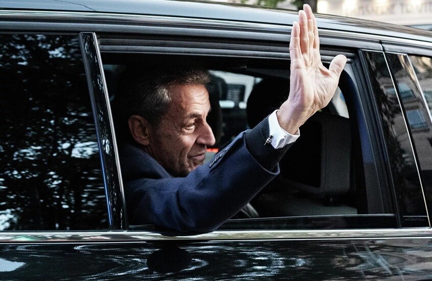 نزلاء سجن “سانتيه” يستقبلون ساركوزي بالإهانات ويدعونه لإرجاع مليارات القذافي (فيديو)