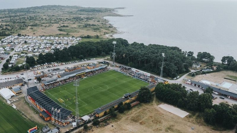 قصة خيالية و”معجزة كروية”.. فريق من قرية صغيرة يدخل التاريخ بتتويجه بطلا للدوري السويدي (فيديو)