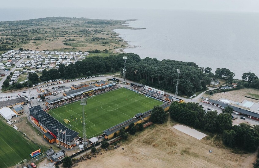 قصة خيالية و”معجزة كروية”.. فريق من قرية صغيرة يدخل التاريخ بتتويجه بطلا للدوري السويدي (فيديو)