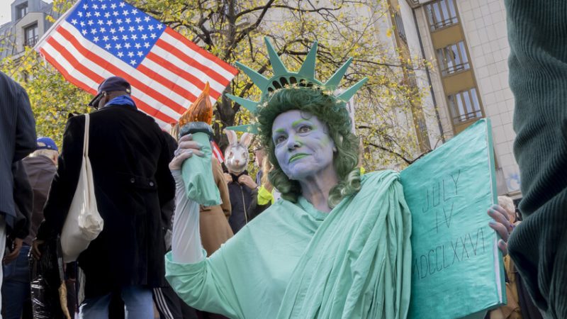 استطلاع: نحو ثلثي الأمريكيين يعتقدون أن البلاد تسير في الاتجاه الخطأ