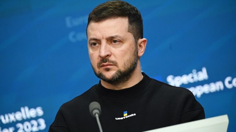 معلق أمريكي يكشف سبب اليأس الذي حل بزيلينسكي مؤخرا