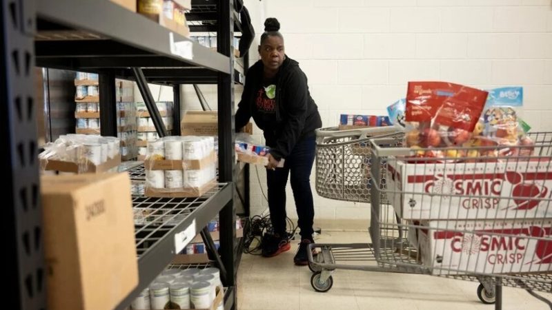 بسبب الإغلاق.. عمال فيدراليون أمريكيون يصطفون في طوابير طويلة للحصول على تبرعات غذائية (فيديو)