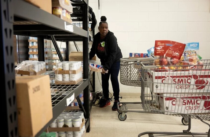 بسبب الإغلاق.. عمال فيدراليون أمريكيون يصطفون في طوابير طويلة للحصول على تبرعات غذائية (فيديو)