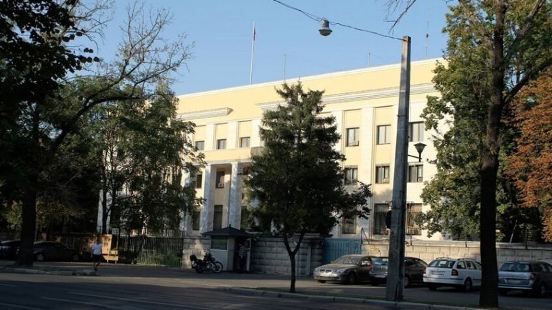 محاولة اختراق السفارة الروسية في بوخارست باستخدام سيارة واعتقال المشتبه به