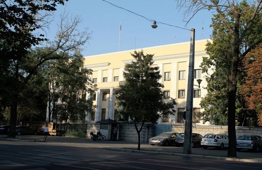 محاولة اختراق السفارة الروسية في بوخارست باستخدام سيارة واعتقال المشتبه به