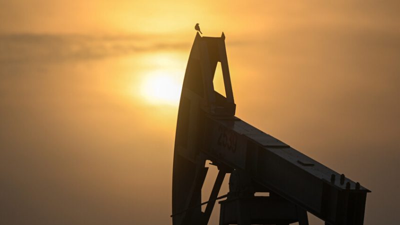 أسعار النفط تحلق بعد قرارات أمريكية