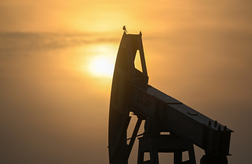 أسعار النفط تحلق بعد قرارات أمريكية