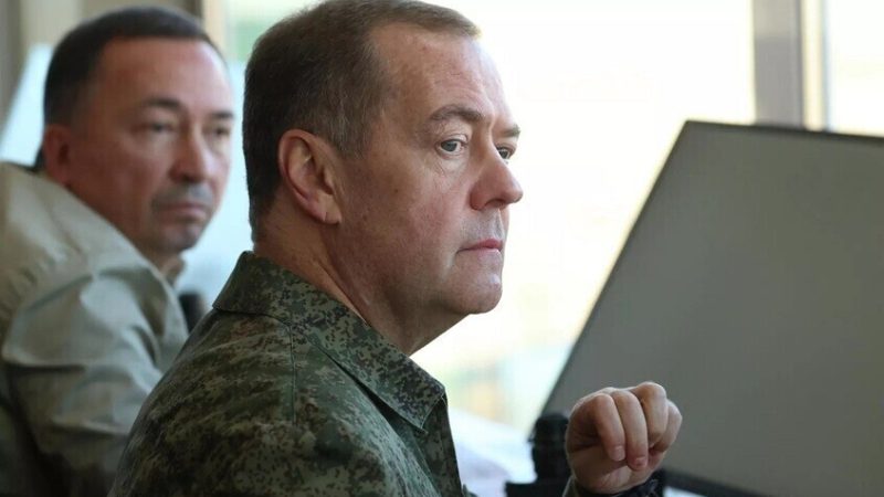 مدفيديف: انحياز ترامب إلى”أوروبا المجنونة” ينهي المفاوضات ويطلق أيدينا لضرب النازيين