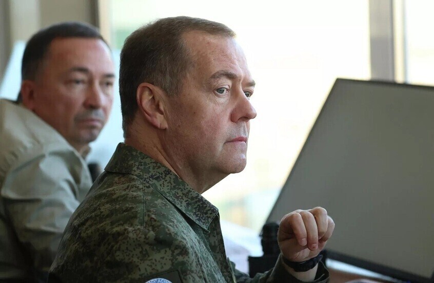 مدفيديف: انحياز ترامب إلى”أوروبا المجنونة” ينهي المفاوضات ويطلق أيدينا لضرب النازيين